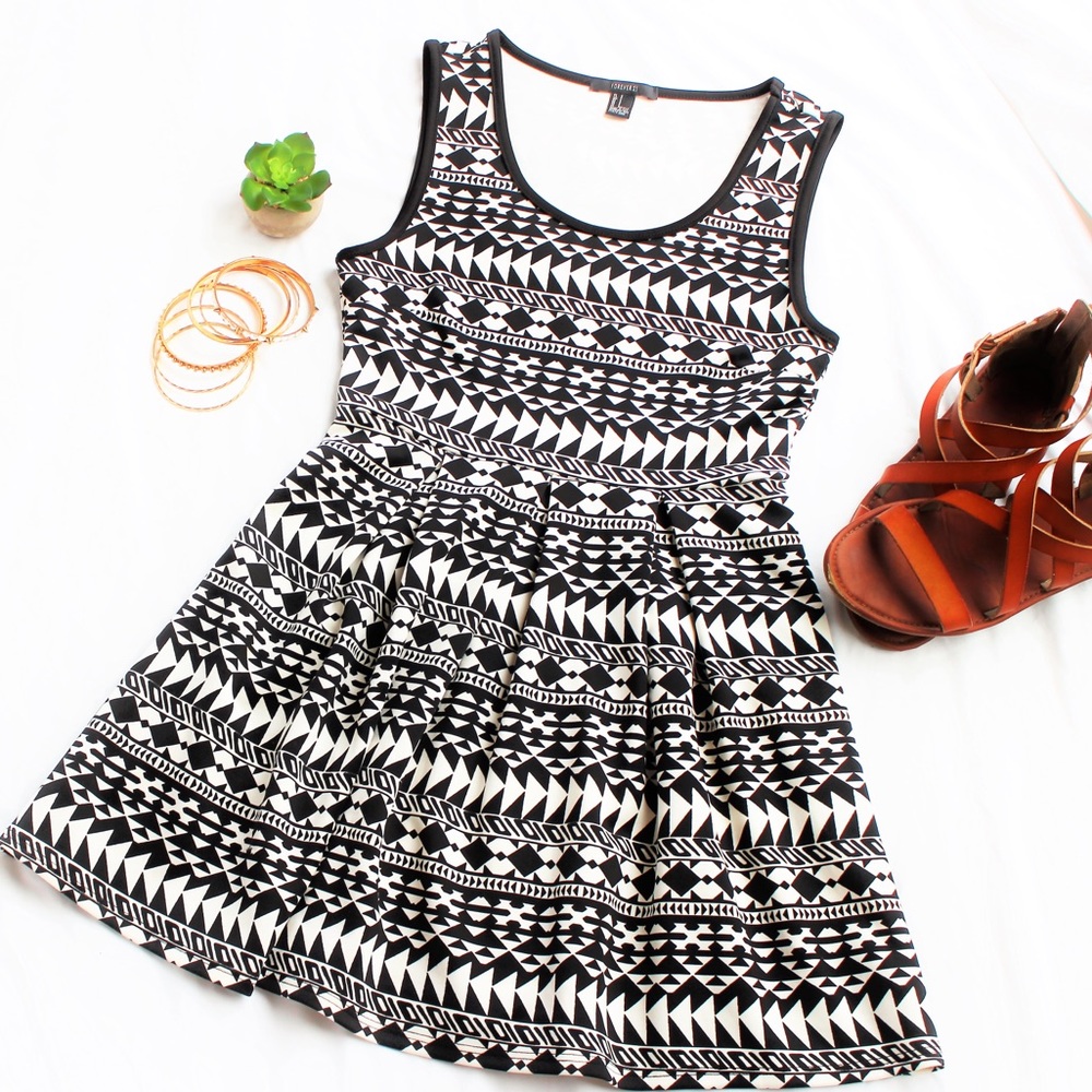 Forever 21 • Black and white Aztec print dress